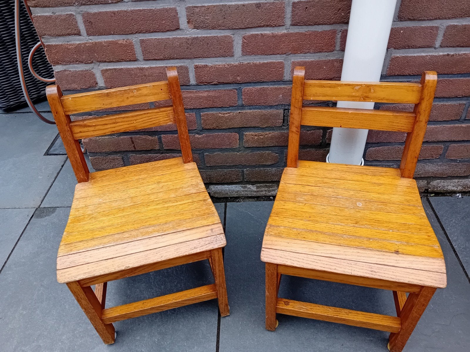 2 houten peuter/kleuter stoeltjes, Kinderen en Baby's, Kinderkamer | Tafels en Stoelen, Ophalen, Gebruikt, Stoel(en)