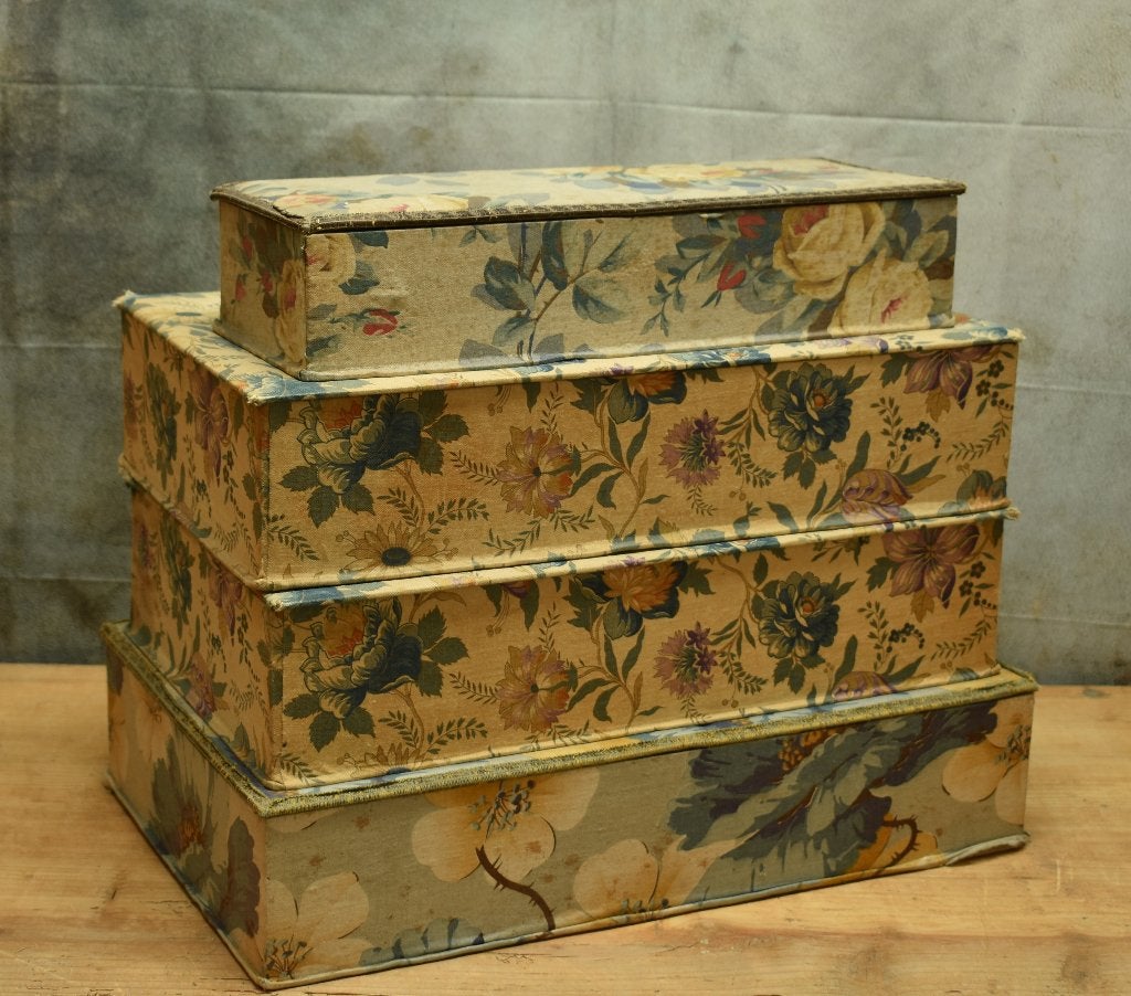 Lot  Oude Stoffen Dozen."Uit Aletta's tijd", Ophalen of Verzenden