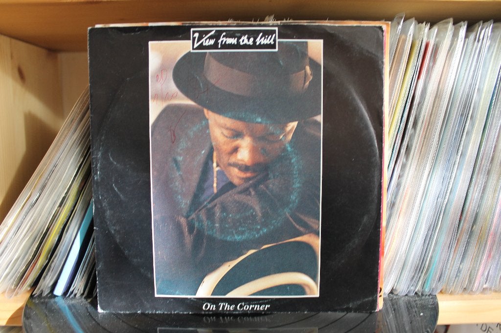 7" Single View From The Hill - On The Corner / Living It Up, Cd's en Dvd's, Vinyl Singles, Gebruikt, Pop, Overige typen, 7 inch