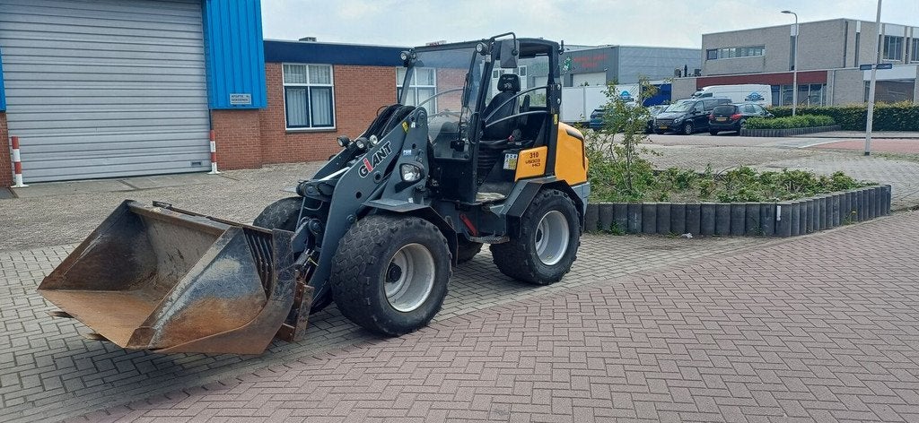 Giant V5003 wheel loader, Wiellader of Shovel