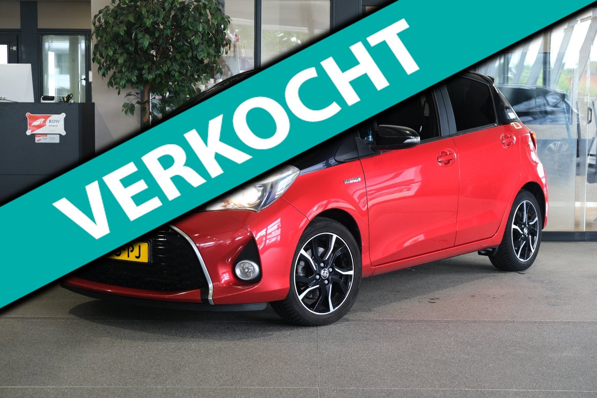 Toyota Yaris 1.5 Hybrid Dynamic Bi-Tone AUT Navi Cam Pdc Cru, Gebruikt, Euro 6, 4 cilinders, 1070 kg