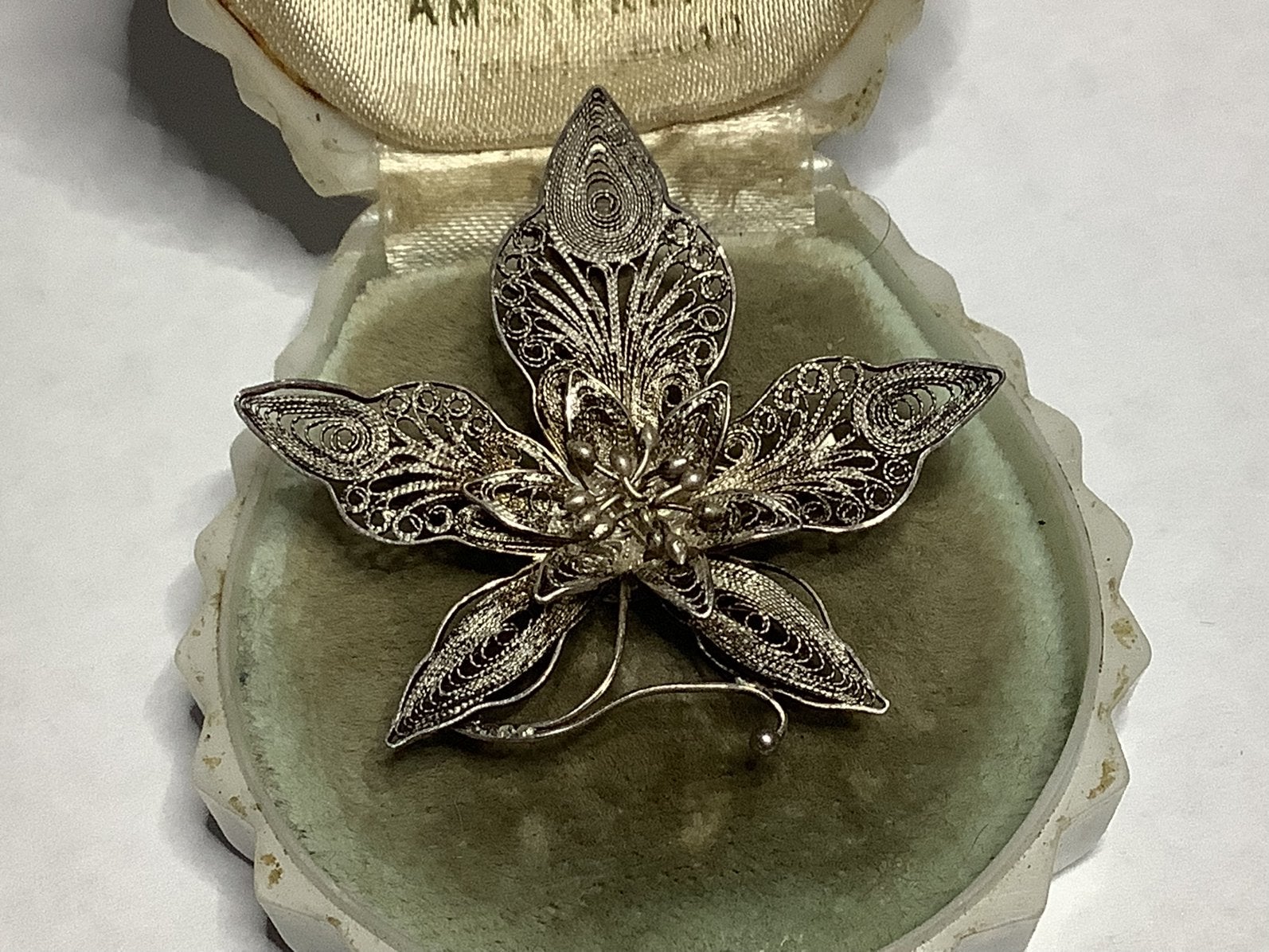 OPVALLENDE GEMERKT FILIGREIN ZILVER BLOEM BROCHE VAN INDIË, Verzenden, Zilver, Broche