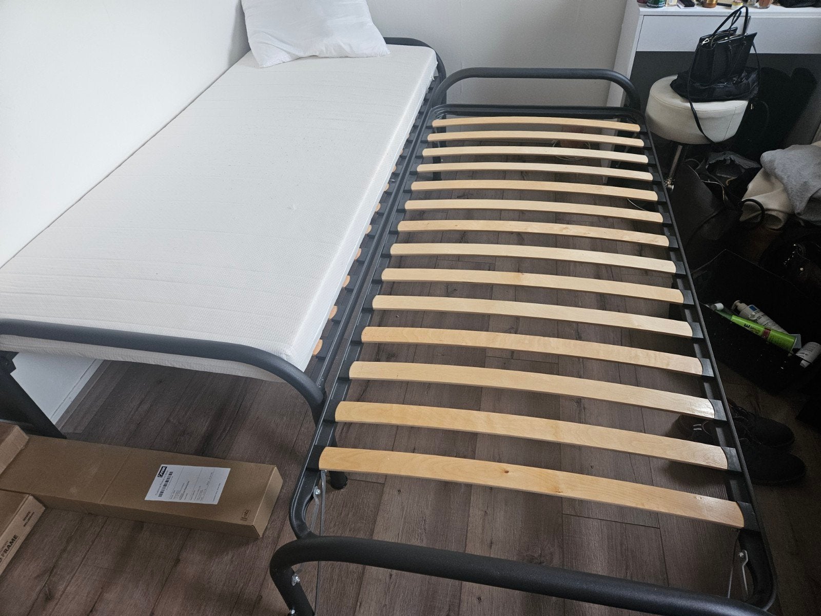 Leen Bakker 2 eenpersoonsbedden met 1 matrassen, Huis en Inrichting, Slaapkamer | Bedden, Ophalen, Zwart, Zo goed als nieuw, 80 cm