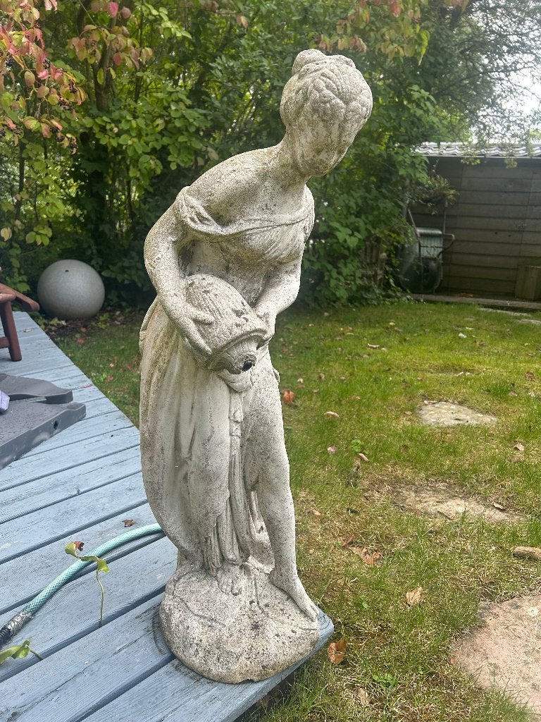 Betonnen staande vrouw met waterslang 84hoog 34.5kg, Ophalen, Gebruikt, Beton, Mensenbeeld