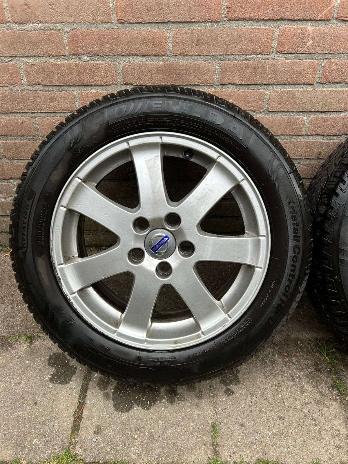 Lichtmetalen volvo velgen 16 inch met winterbanden Cordelia, Ophalen, Gebruikt