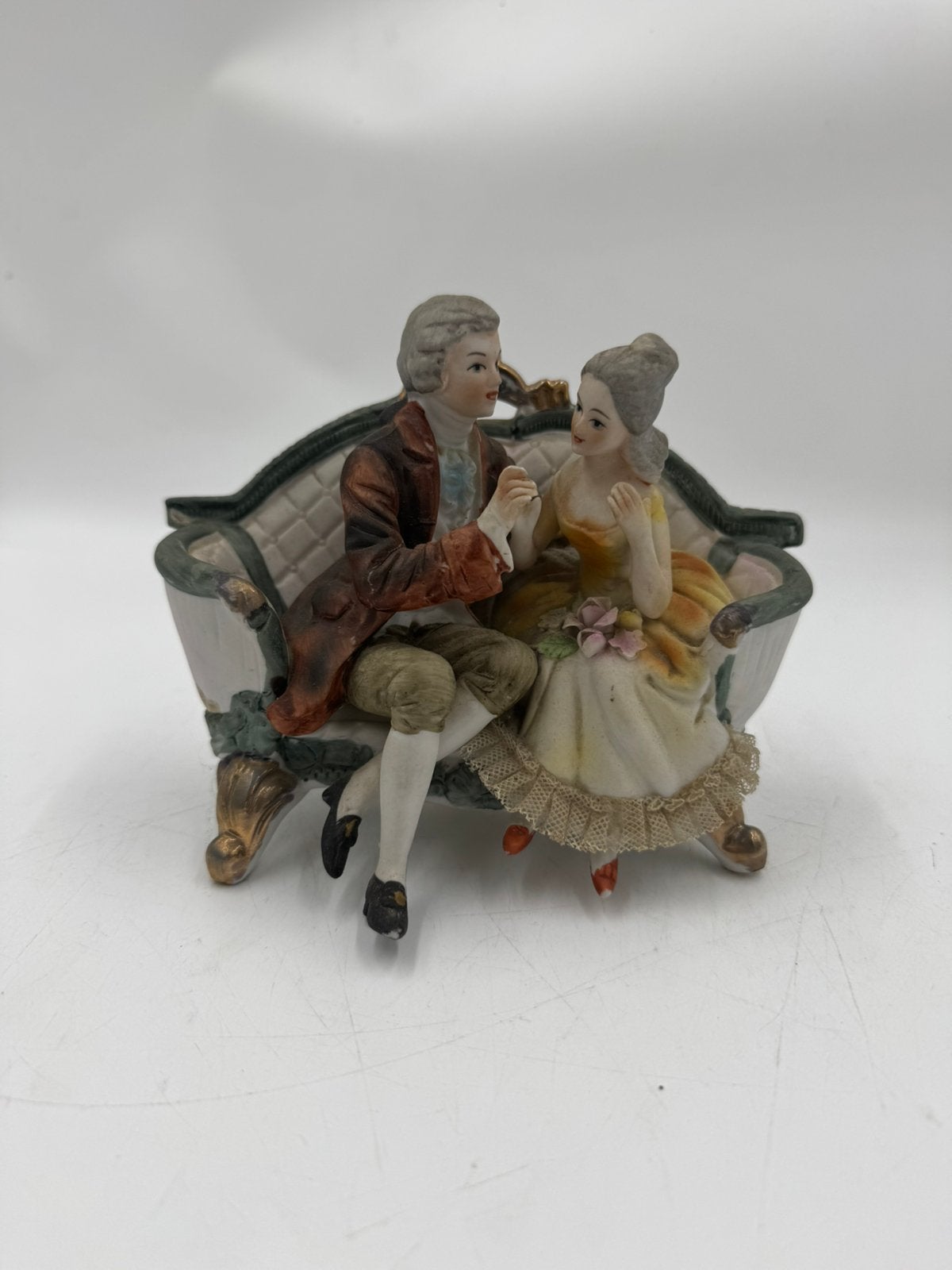 Romantisch Porseleinen Beeld Rococo Paartje op Canapé, Antiek en Kunst, Ophalen of Verzenden
