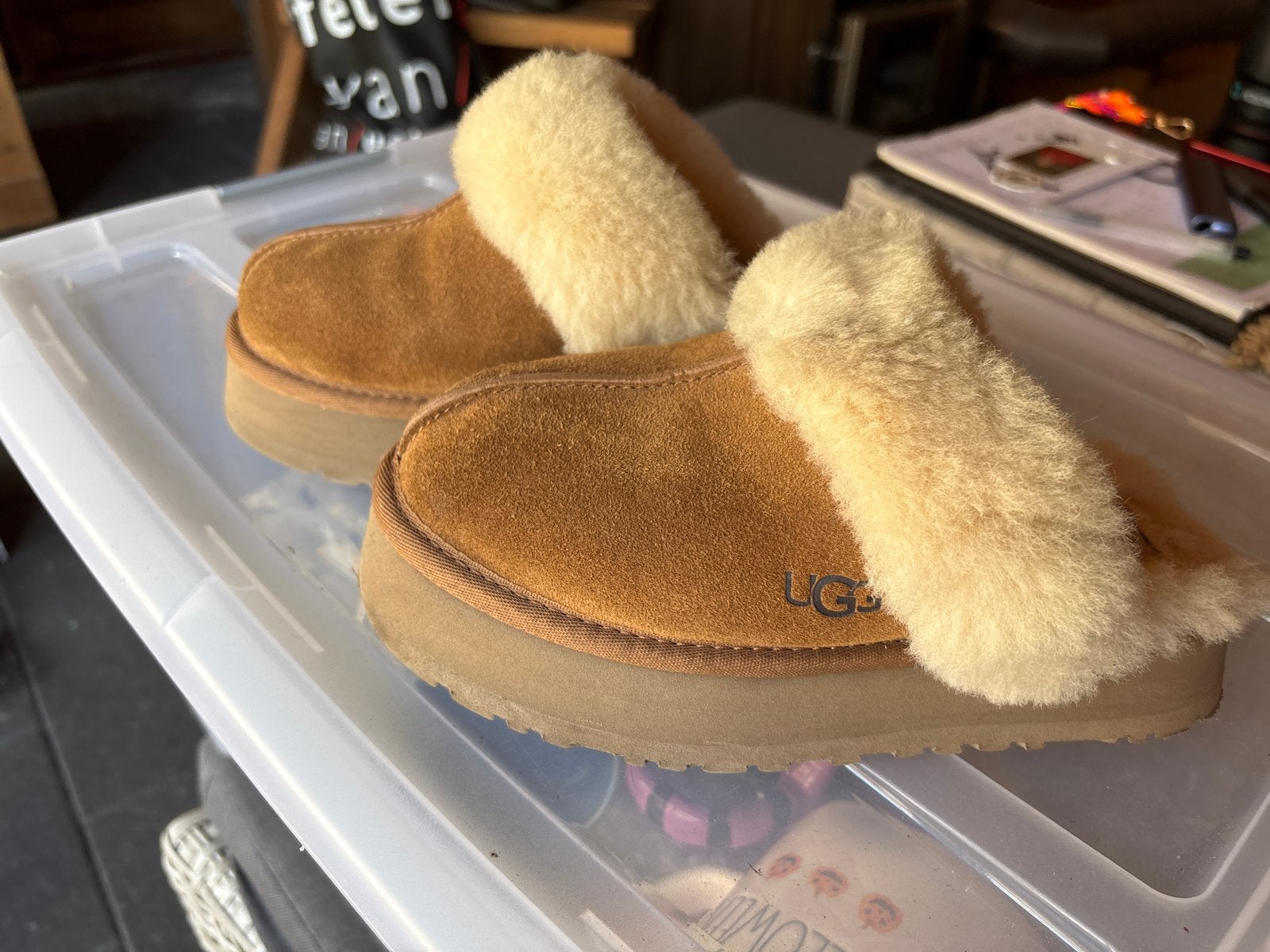 Ugg Tazz Slippers - Zo goed als nieuw, Ophalen of Verzenden, Zo goed als nieuw, Bruin, Pantoffels of Sloffen