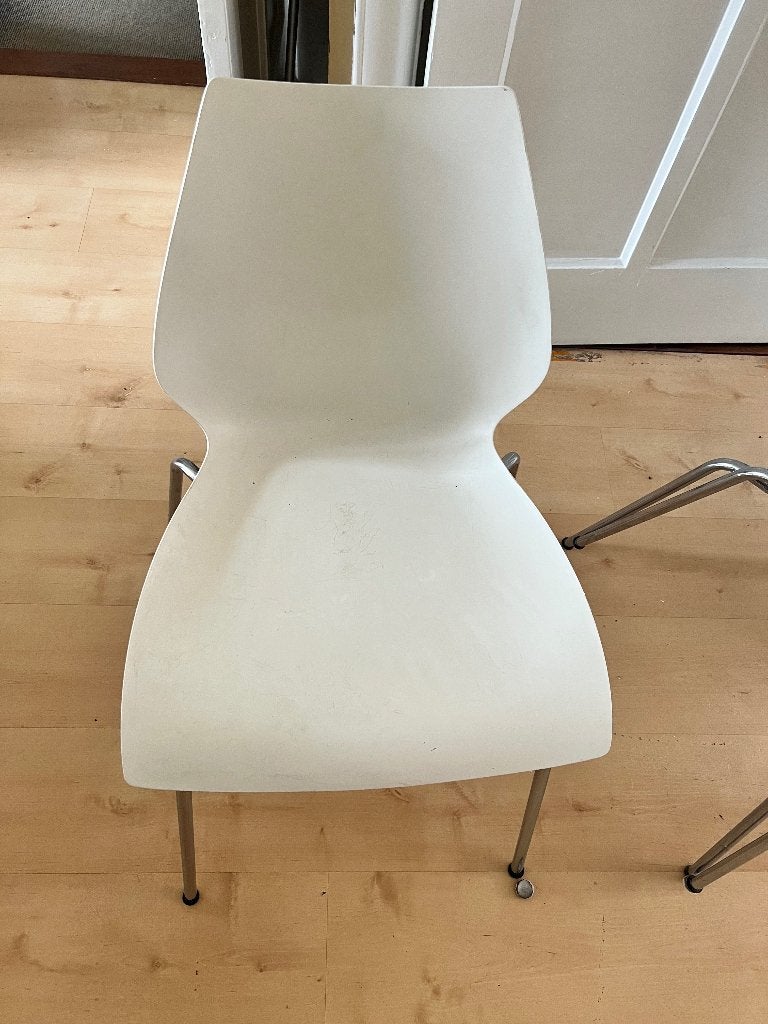 Kartell Maui Stoelen - Vico Magistretti (2 wit, 2 blauw), Huis en Inrichting, Ophalen, Modern Design, Wit, Vier
