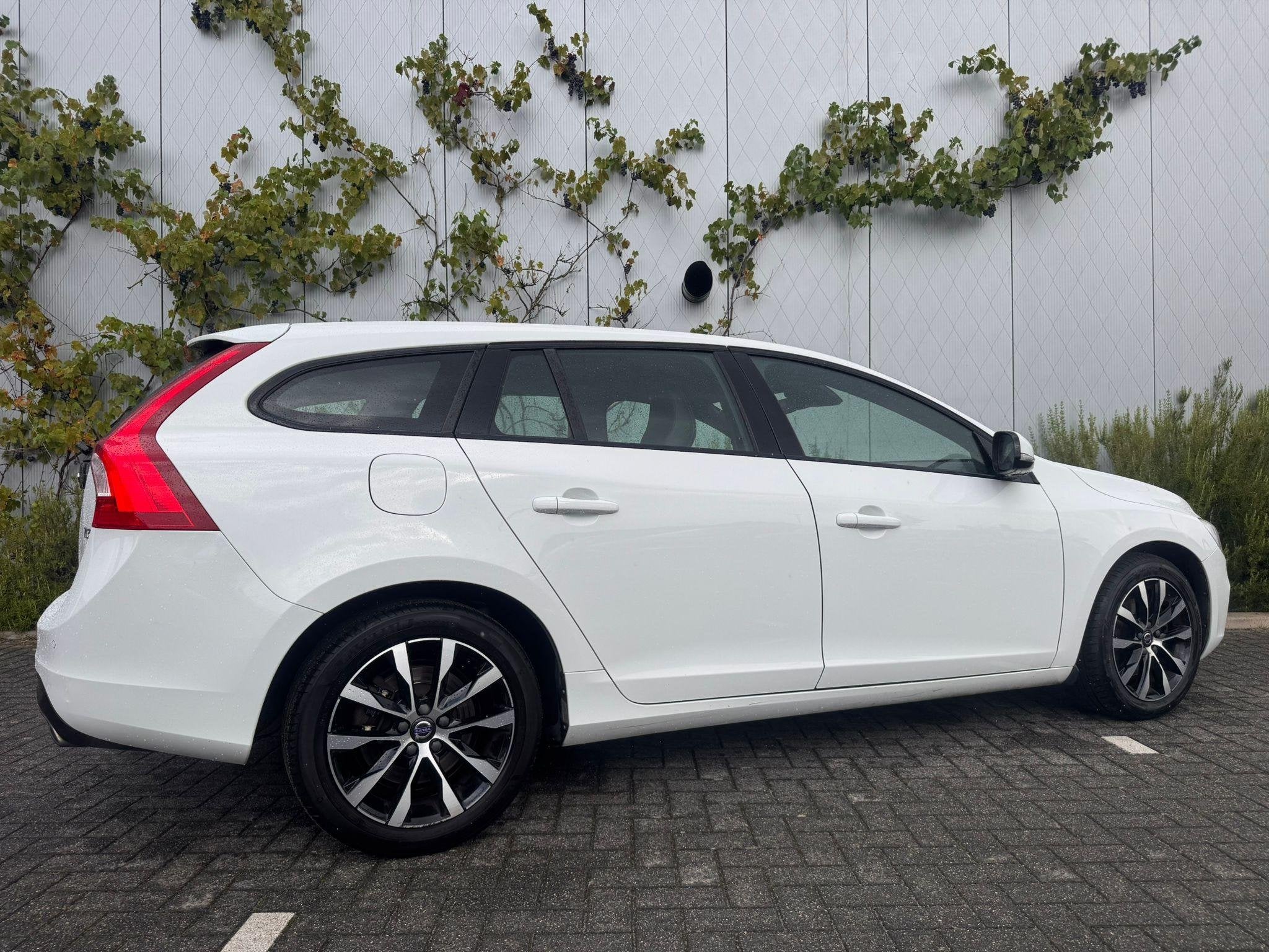 Volvo V60 2.0 T3 Polar+ Dynamic | Trekhaak | Parkeersenoren, Auto's, Gebruikt, Wit, Handgeschakeld, 152 pk