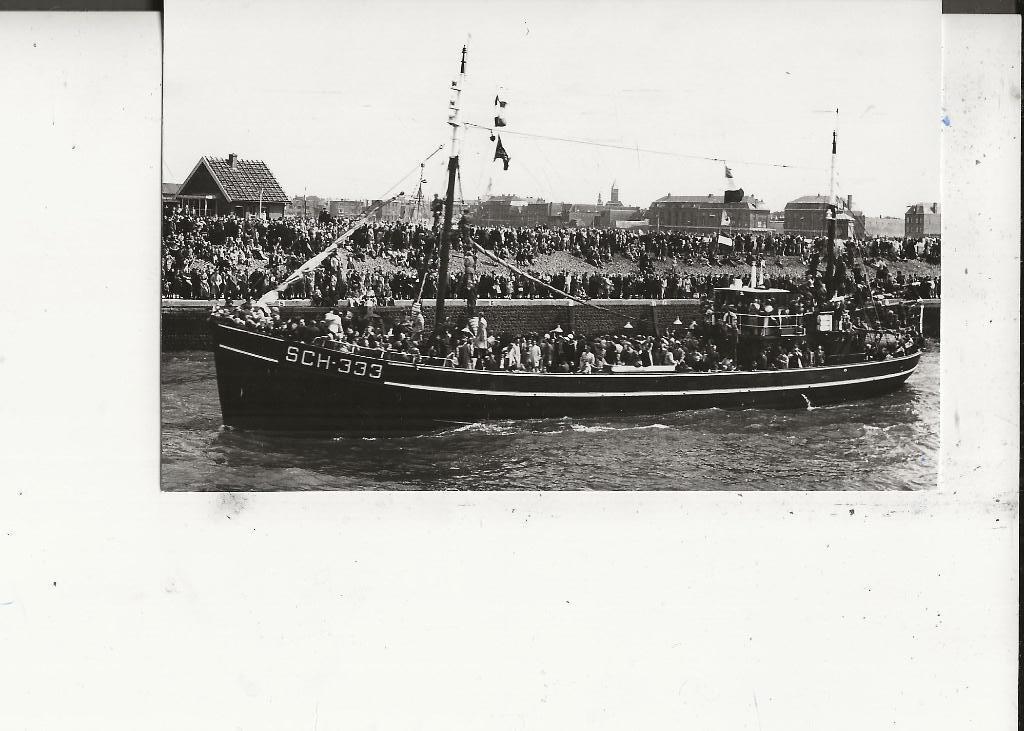 Vlaggetjesdag Sch 333 met opstappers Fotokaart, Ophalen of Verzenden, 1940 tot 1960, Ongelopen, Zuid-Holland