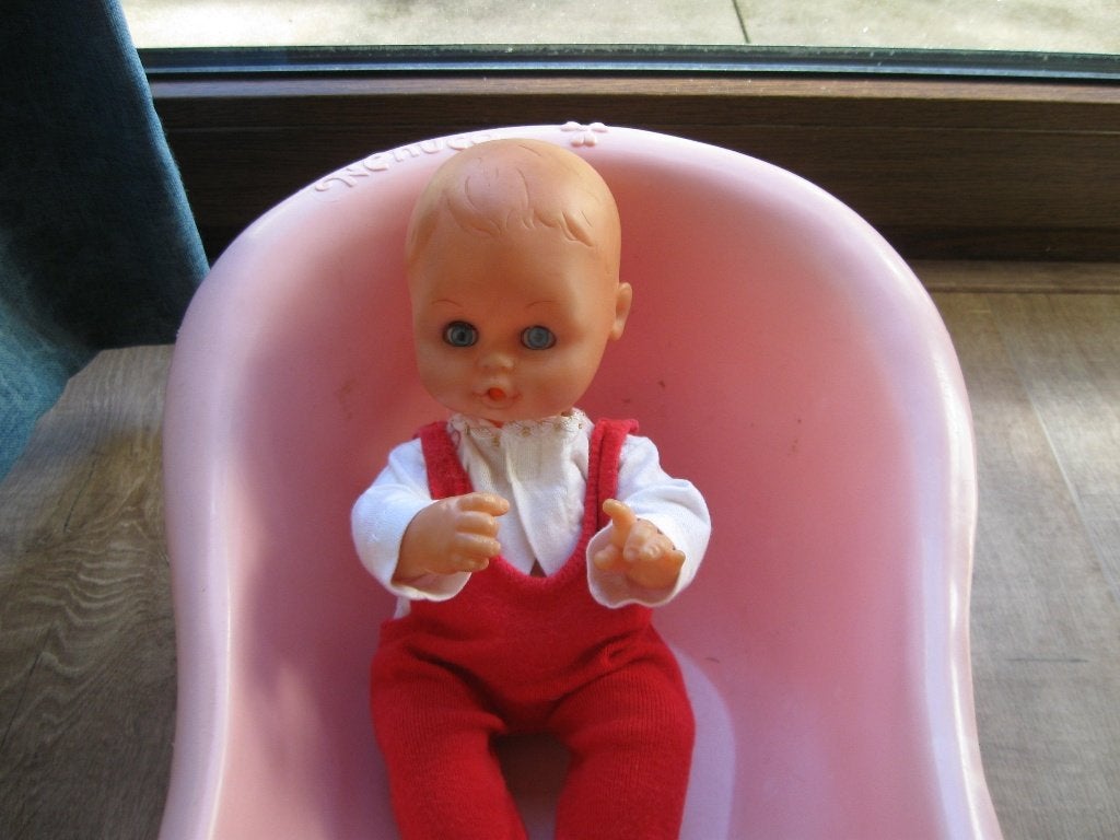 popje van 32 cm met een badje en kleertjes, Kinderen en Baby's, Speelgoed | Poppen, Ophalen of Verzenden, Gebruikt, Overige typen