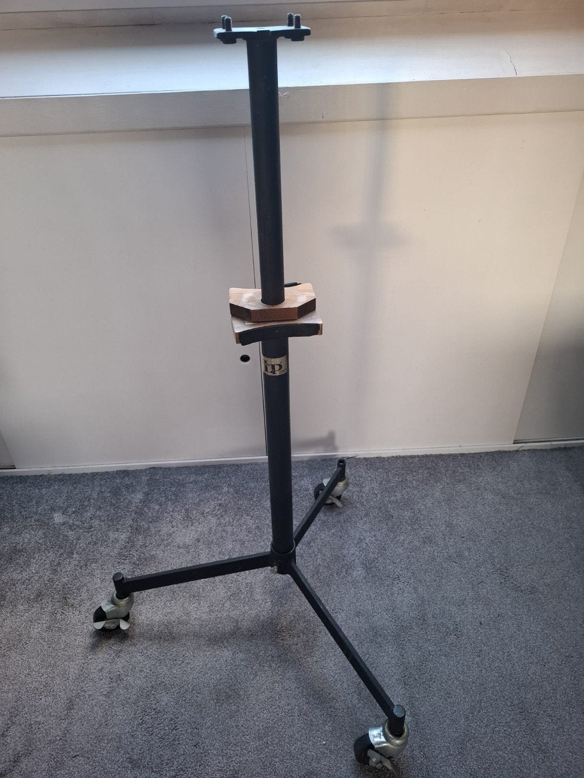 LP vintage conga stand op wielen., Muziek en Instrumenten, Percussie, Ophalen of Verzenden, Zo goed als nieuw, Overige soorten