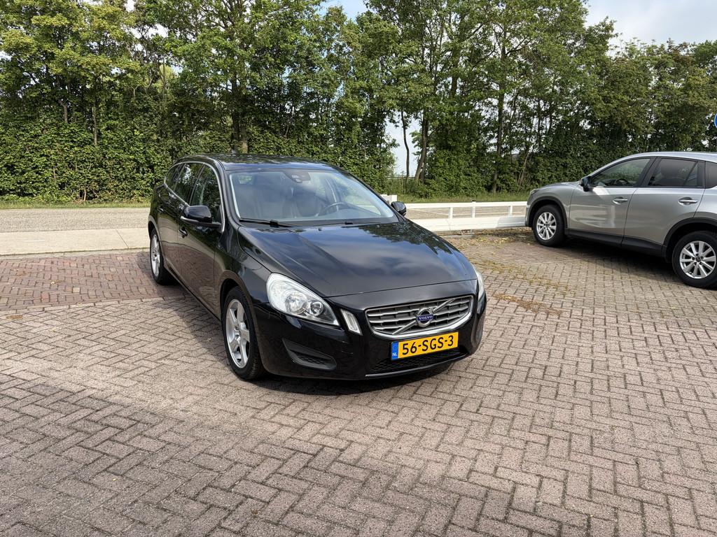 Volvo V60 1.6 T3 Momentum TREKHAAK LEER PDC NAVI (bj 2011), Voorwielaandrijving, 15 km/l, Gebruikt, Zwart