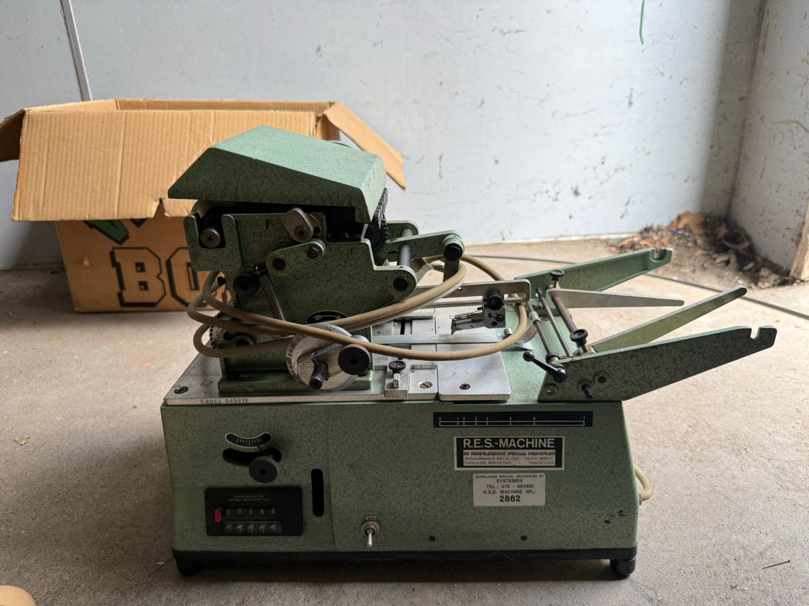 Oude R.E.S. drukmachine met clichés, Ophalen