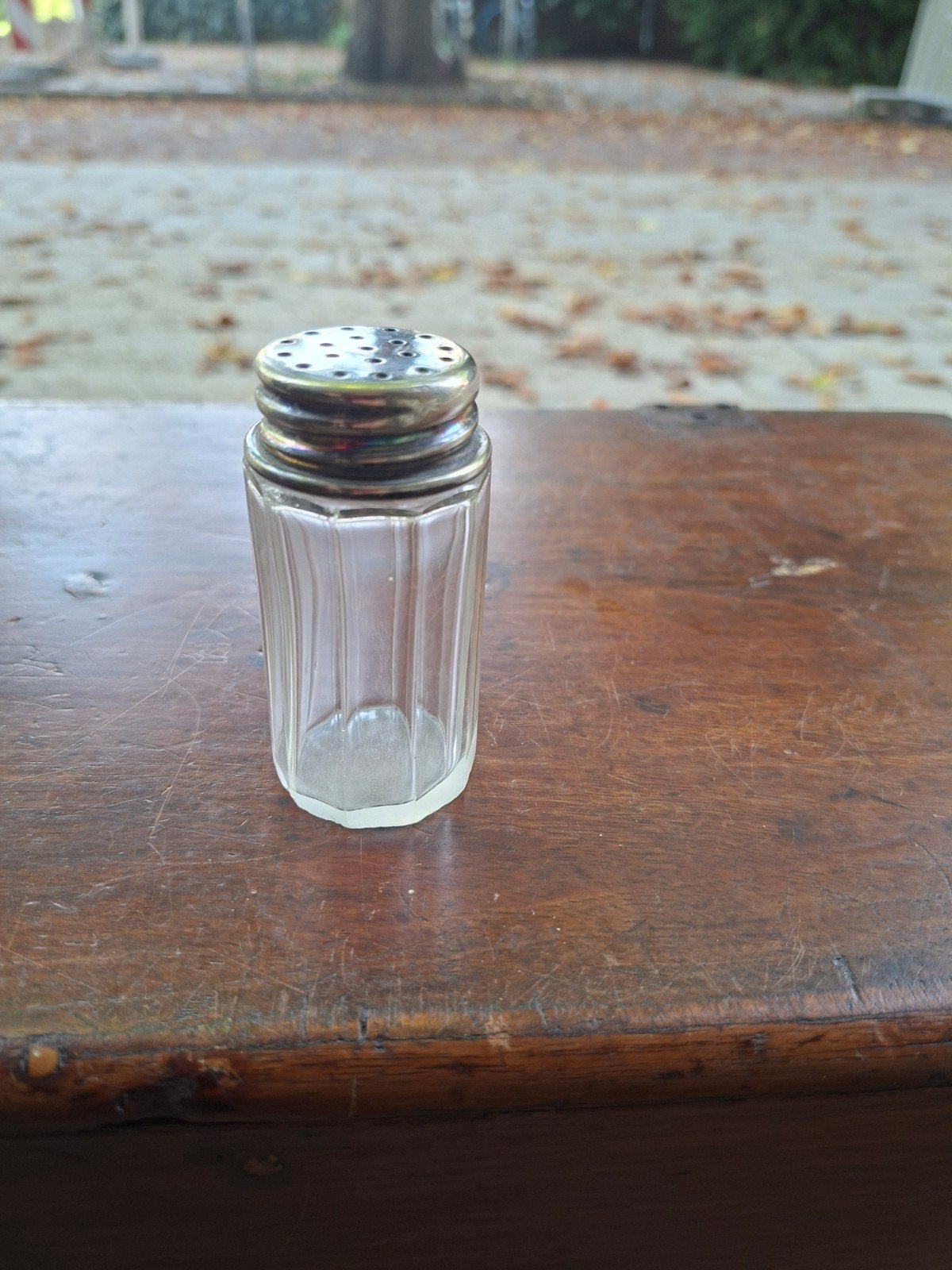 Antieke glazen strooier met metalen dop, Ophalen of Verzenden