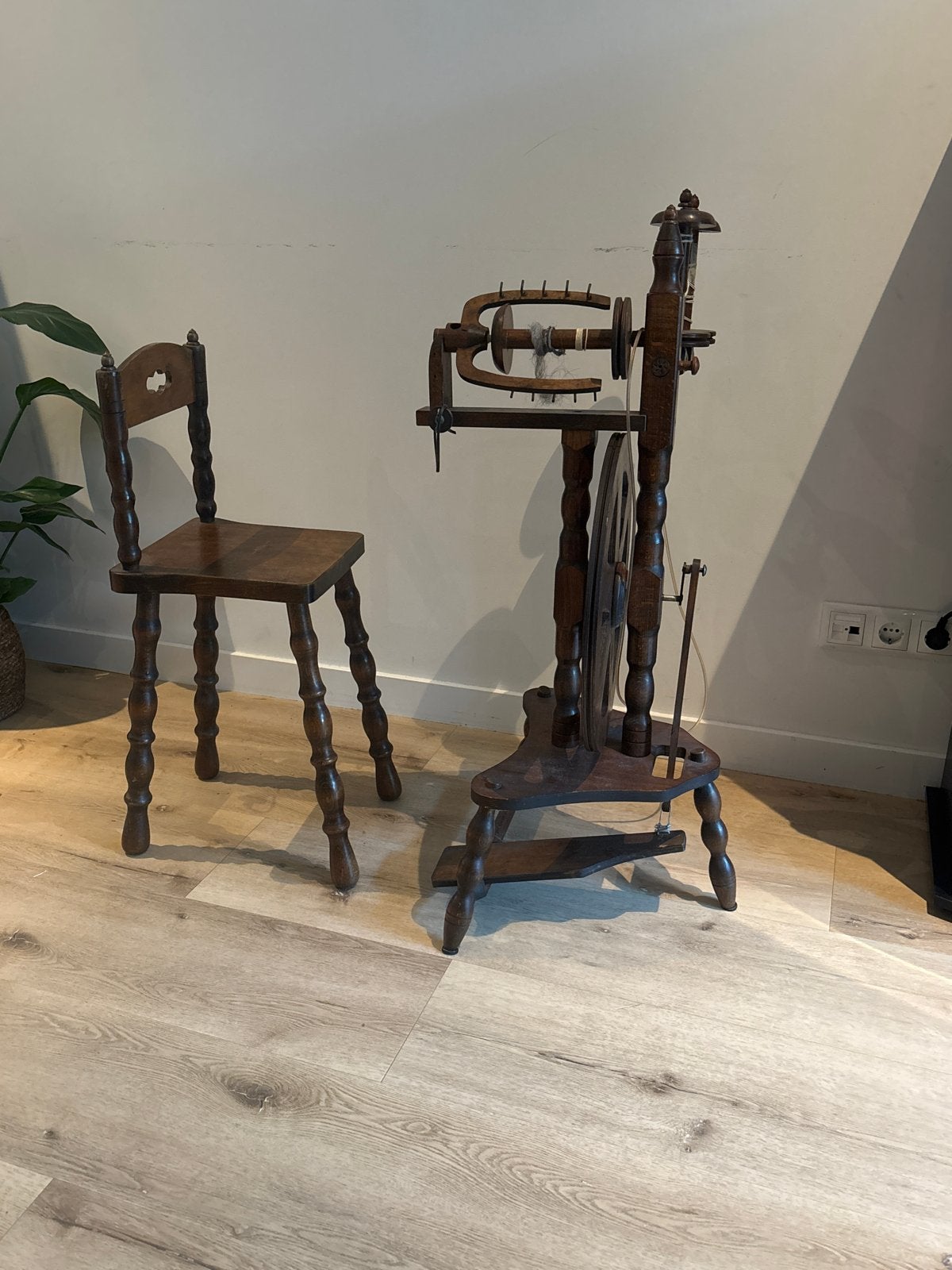 Antiek Spinnewiel met Bijpassend Stoeltje, Ophalen, Gebruikt, Spinnewiel