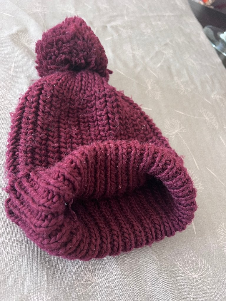 warme muts dames bordeaux rood met pluim gebreid model, Maat 38/40 (M), Ophalen of Verzenden, Muts, Onbekend