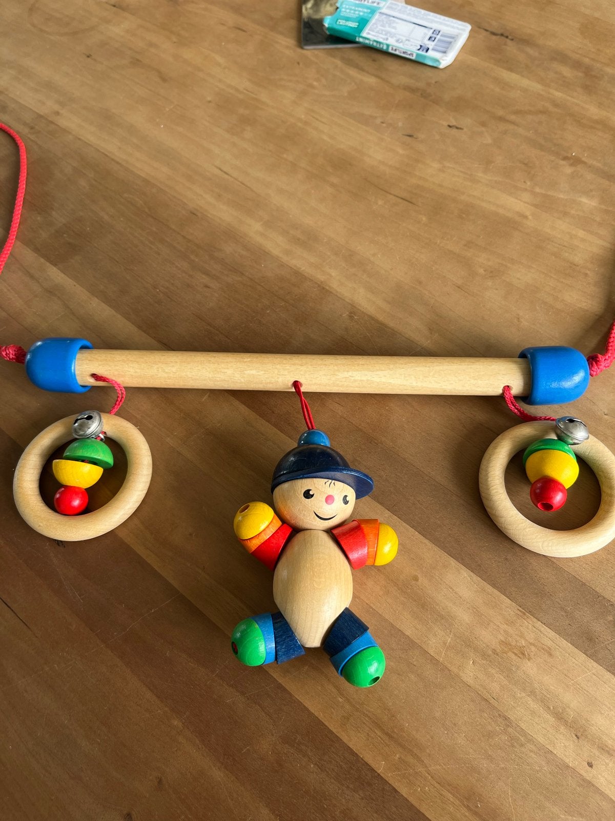 Houten speelboog met rammelaars voor box of kinderwagen, Ophalen of Verzenden, Gebruikt, Mobiel, Met geluid
