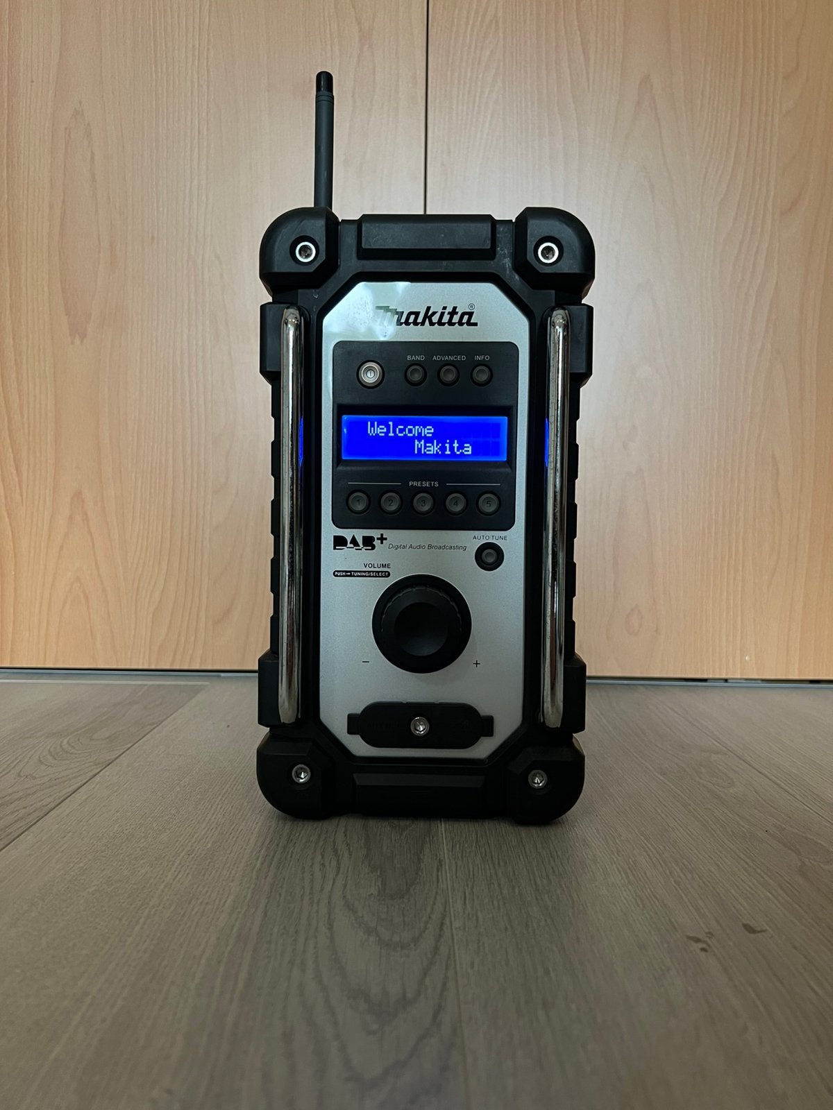 Makita DMR110 bouwradio, Ophalen of Verzenden, Zo goed als nieuw, Bouwradio