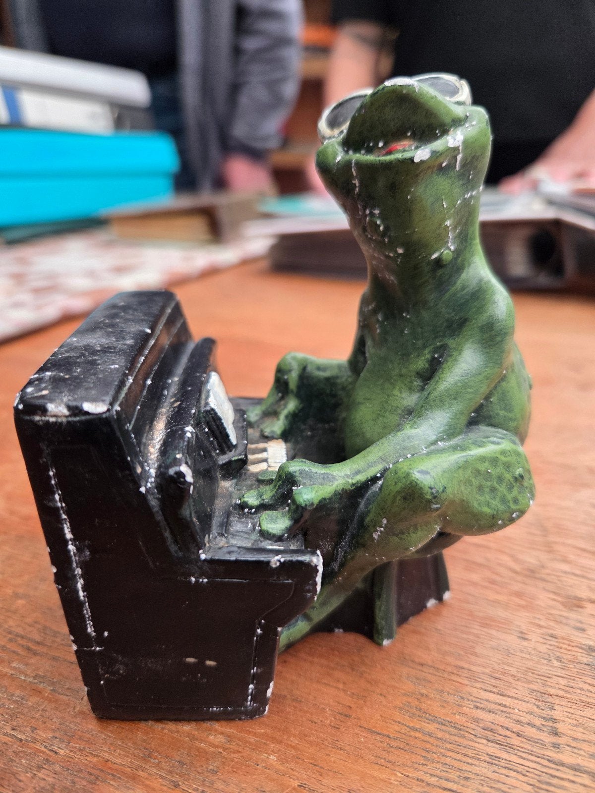 Vintage beeldje kikker achter piano – Kunsthandel Holthuis D, Ophalen of Verzenden, Gebruikt, Dier