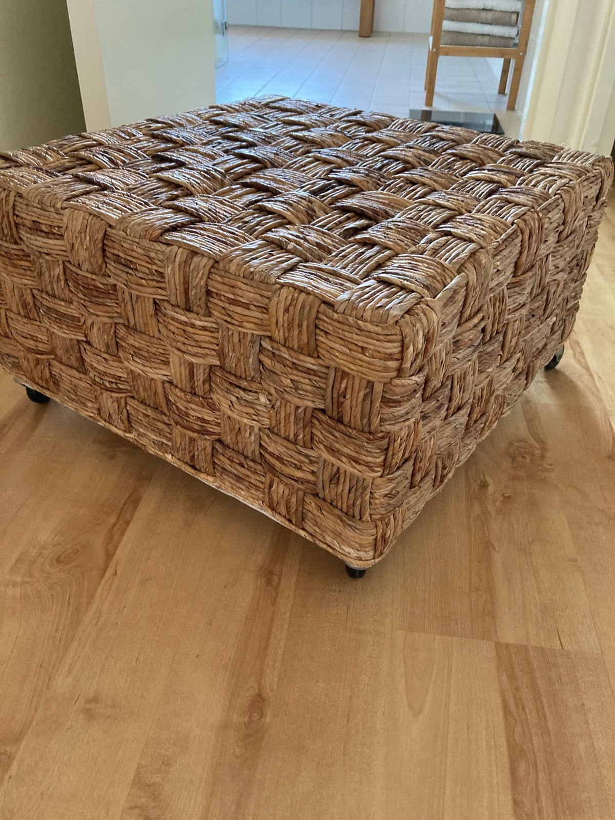 GEVLOCHTEN BIJZETTAFEL VAN RIET/RITAN MET WIELTJES, 45 tot 60 cm, Overige materialen, Gebruikt, Vierkant