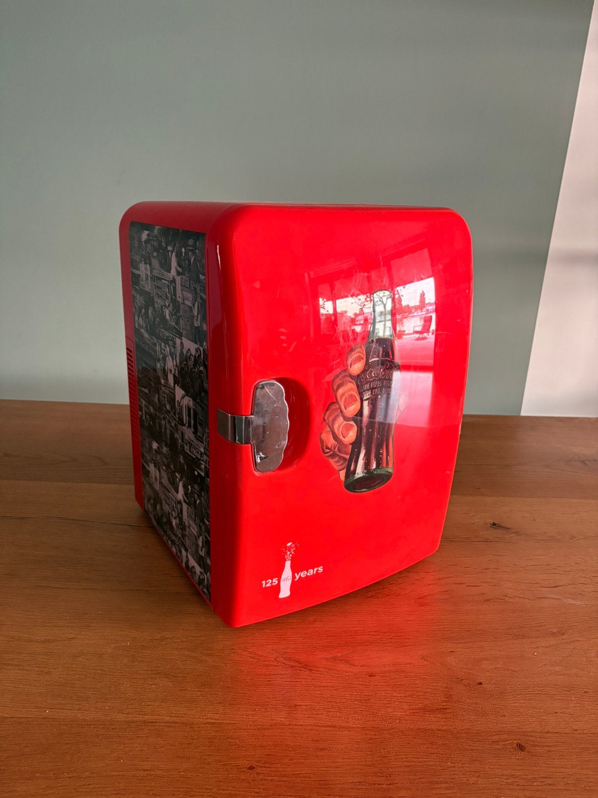 Coca-Cola mini koelkast 125 jaar – koelen én verwarmen, Zonder vriesvak, Ophalen of Verzenden, Minder dan 45 cm, Minder dan 85 cm