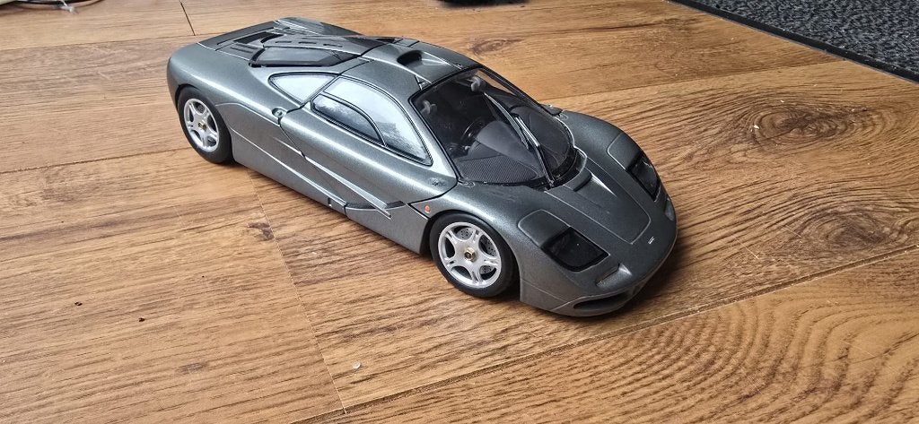 UT Models McLaren F1 1:18 grijs, met gebreken, Ophalen of Verzenden, Gebruikt, Auto, UT Models