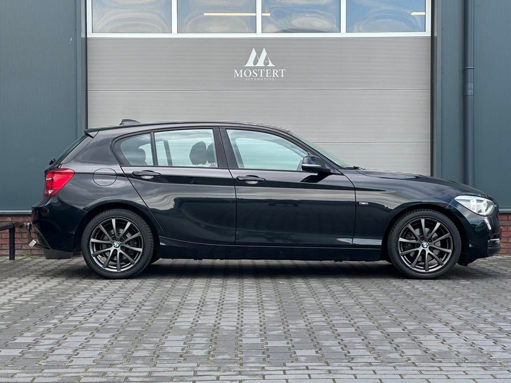BMW 1-serie 118i Business+|Automaat|2012|NAP|Dealer|Trekhaak, Auto's, Euro 5, Gebruikt, Zwart, 4 cilinders