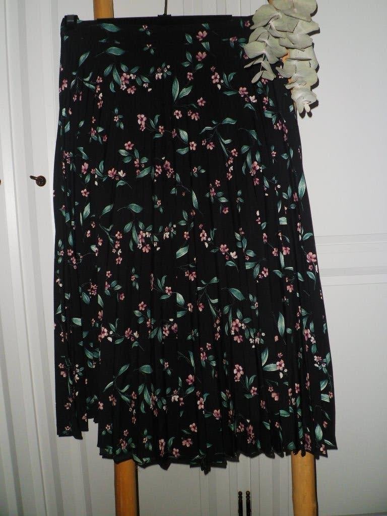 Leuke plissé rok. Amisu, Kleding | Dames, Rokken, Maat 38/40 (M), Verzenden, Zwart, Zo goed als nieuw