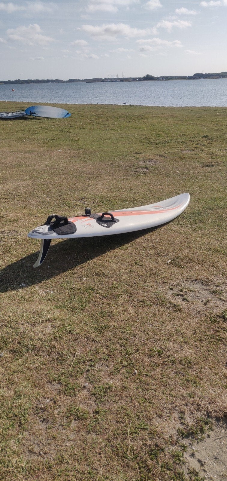 F2 Max2Air Surfplank - 244 cm, 115L, inclusief vin, Watersport en Boten, Windsurfen, Ophalen, 250 tot 300 cm, Gebruikt, F2