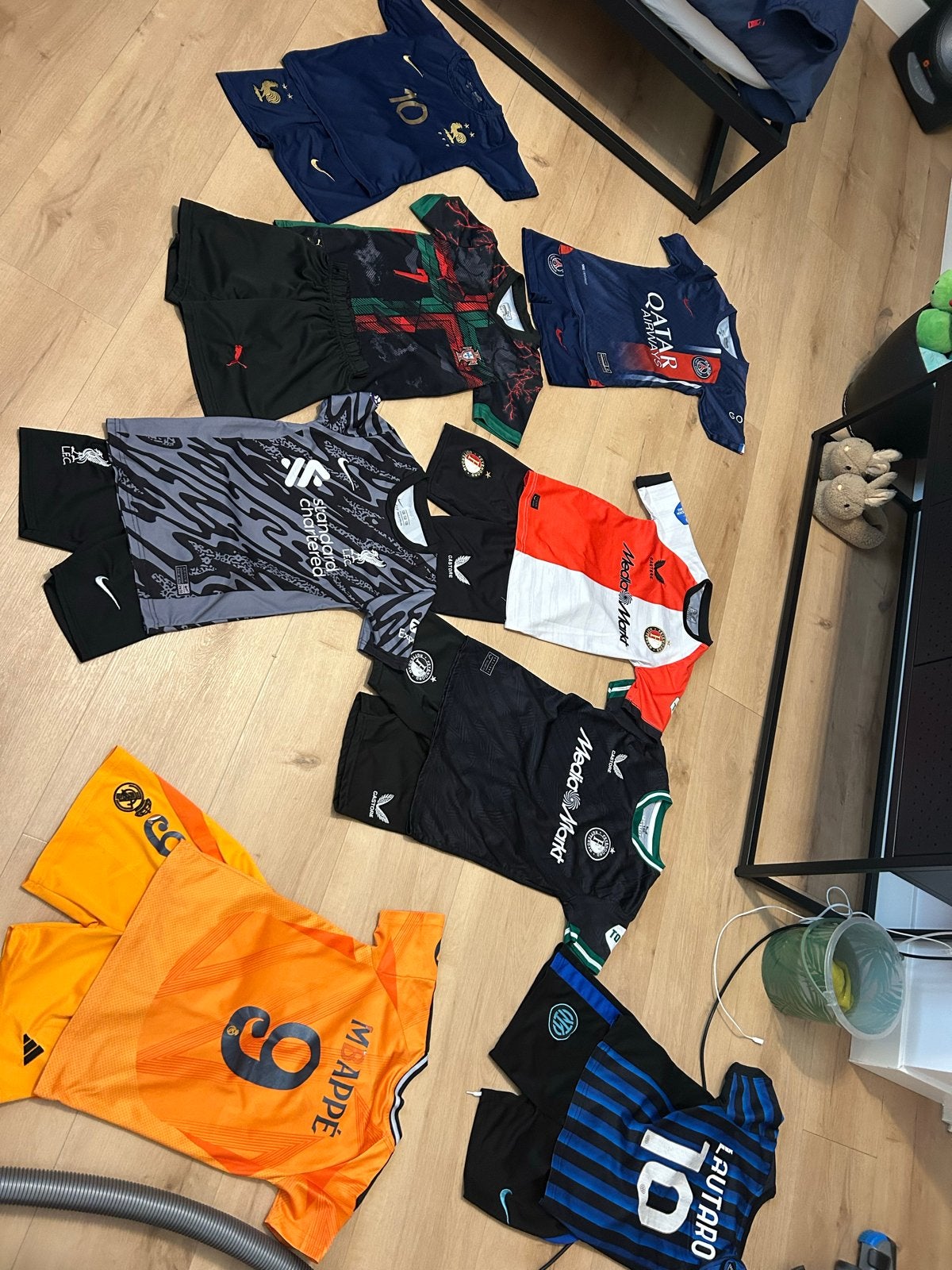 Diverse voetbaltenues in verchillende maten, Ophalen, Gebruikt, Jongen of Meisje