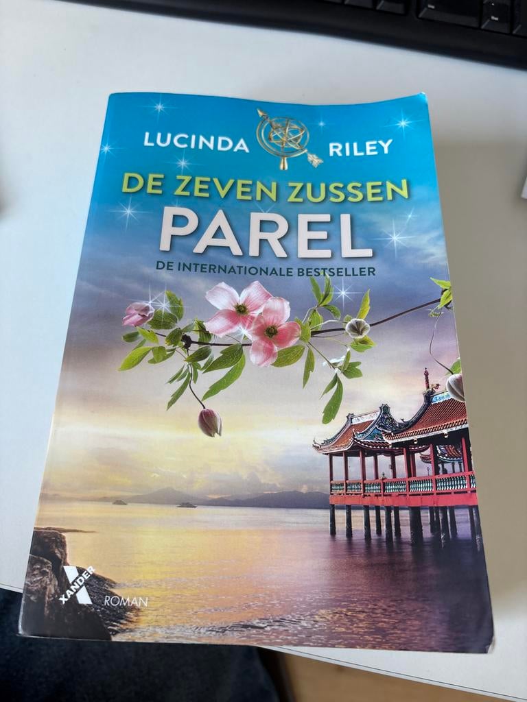 Parel - Lucinda Riley (De Zeven Zussen) - Zo goed als nieuw, Ophalen of Verzenden, Gelezen, Nederland