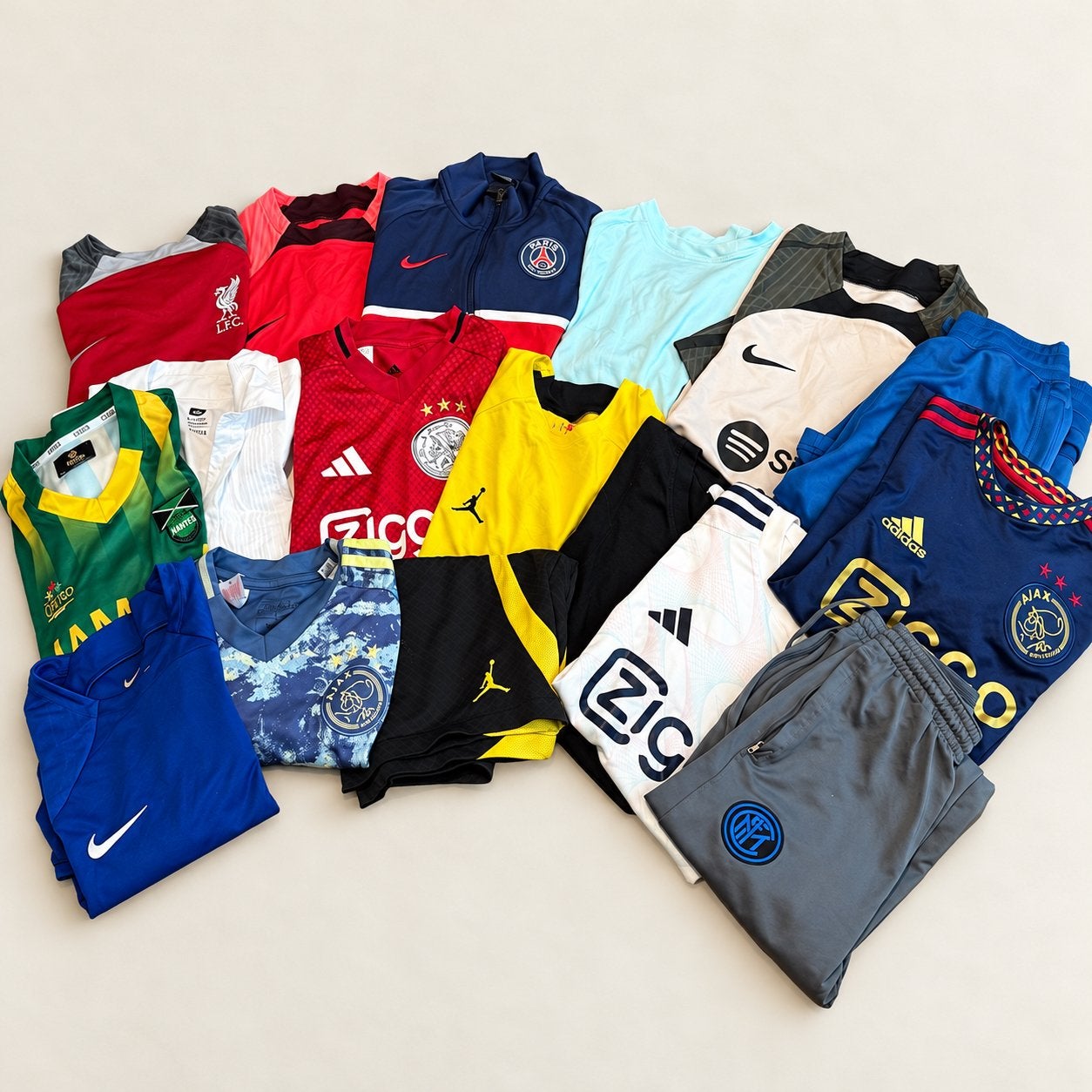 Voetbalshirts en broekjes Nike junior (kids) 158-170, Ophalen of Verzenden, Gebruikt, Jongen of Meisje, Sport- of Zwemkleding