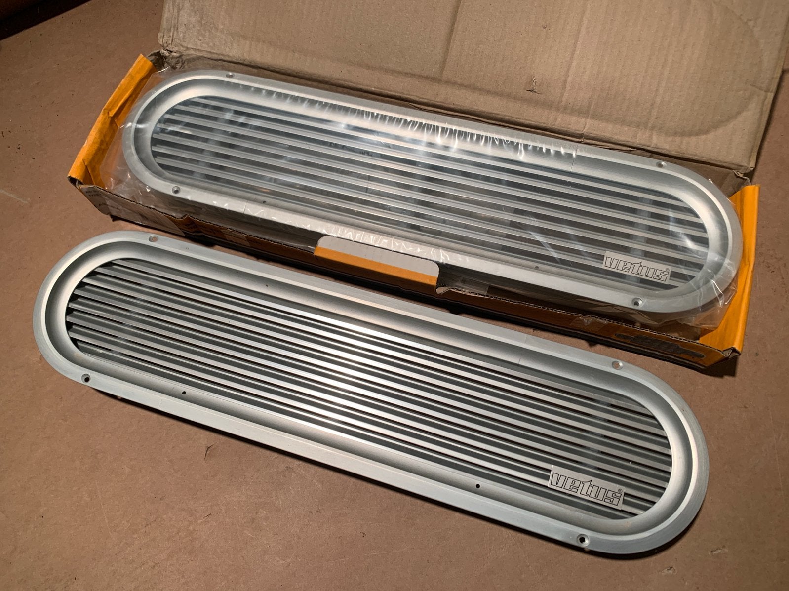 Set van 2 nieuwe aluminium Vetus luchtroosters ventilatie, Watersport en Boten, Ophalen of Verzenden, Nieuw, Overige typen