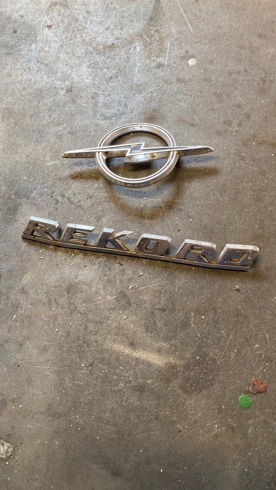 Embleem Opel Rekord. 2 stuks, Ophalen, Gebruikt, Opel