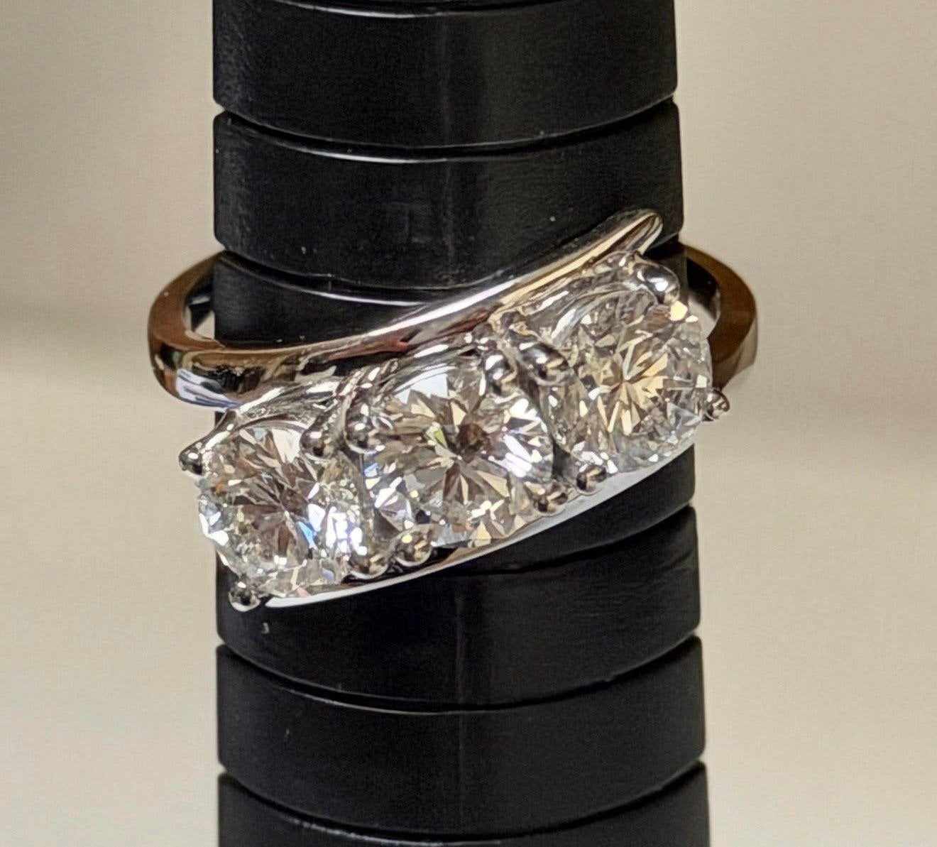 Gouden ring met 3 diamanten totaal 2.12ct met certificaat!, Nieuw, Ophalen of Verzenden, 17 tot 18, Met edelsteen
