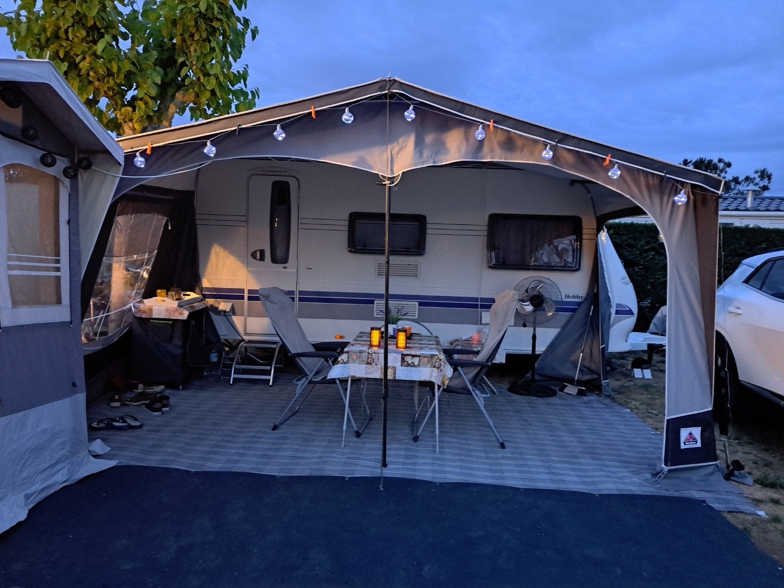 Hobby 440 Excellent (2008) met mover en complete voortent, Hobby, Treinzit, Particulier, Koelkast