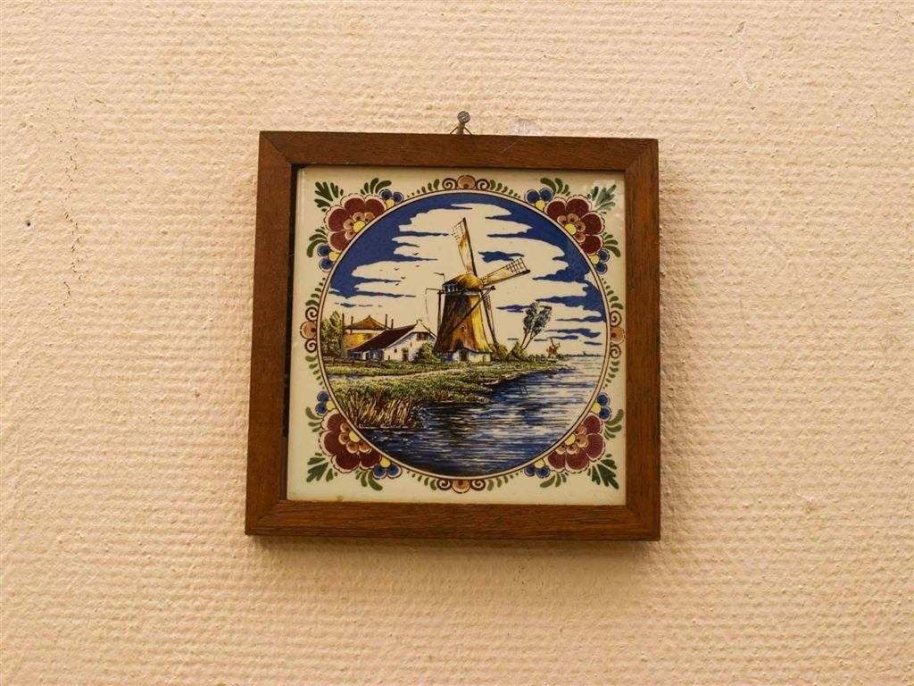 Wandtegel in een houten lijstje 51623