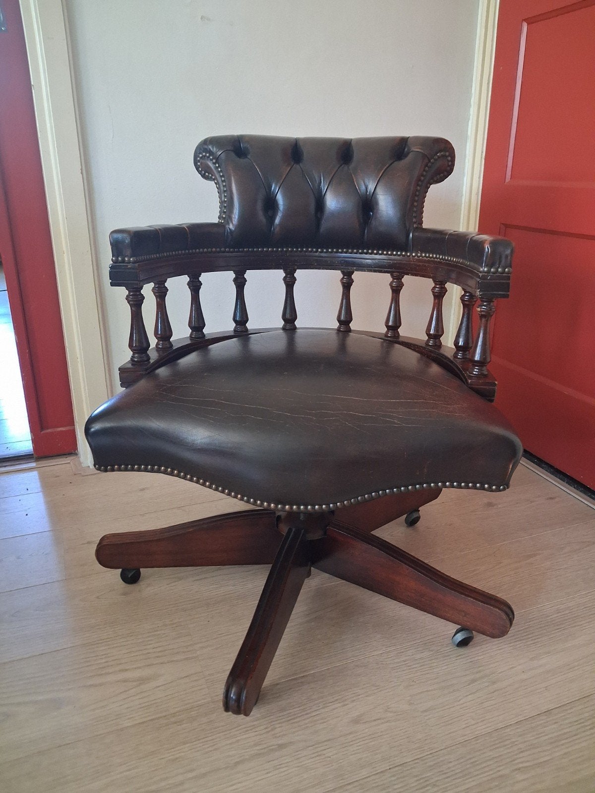 Chesterfield Captains Chair swifel - bureaustoel, Huis en Inrichting, Ophalen, Gebruikt, Bruin, Bureaustoel