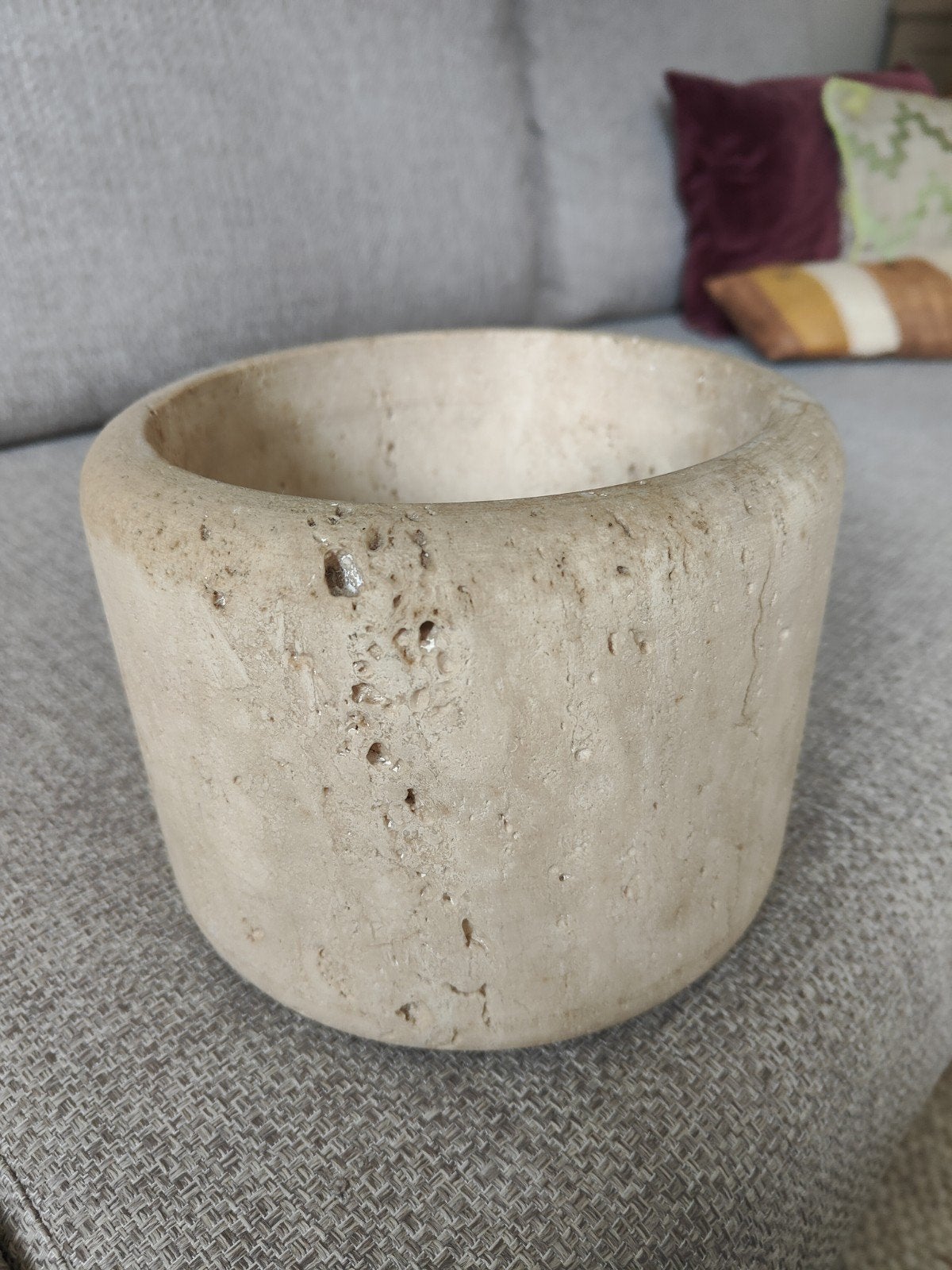 Travertine stenen (bloem)pot met rond afgewerkte rand, Ophalen of Verzenden, Rechthoekig, Riet