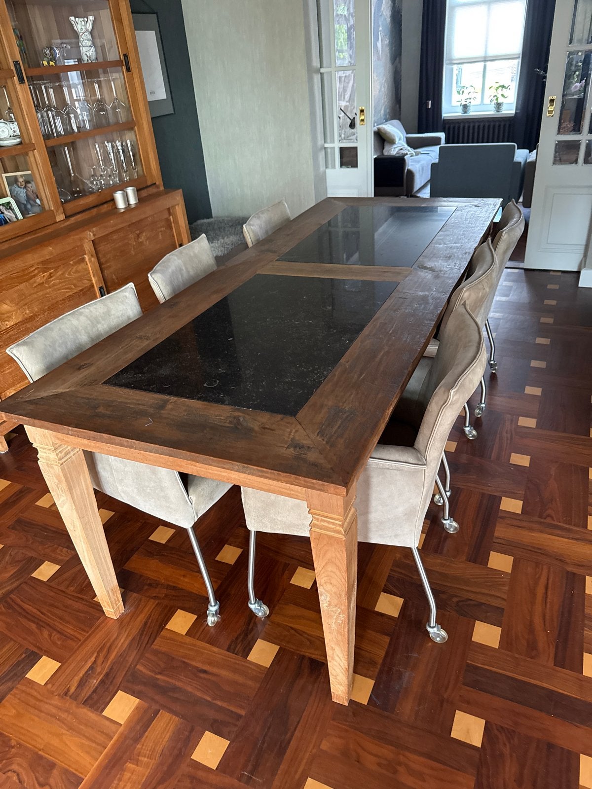 Robuuste eettafel met marmeren blad en houten onderstel, Ophalen, Gebruikt, 200 cm of meer, Vijf personen of meer