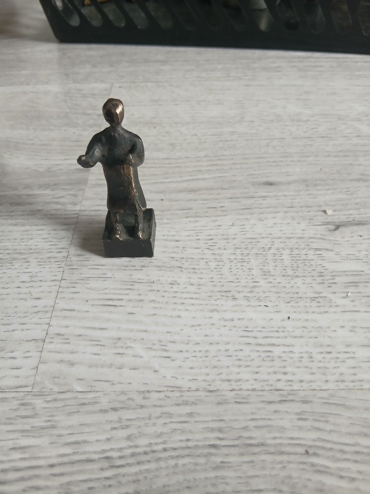 Klein bronzen beeldje van een biddende figuur, Minder dan 20 cm, Ophalen of Verzenden, Beeld, Bruin