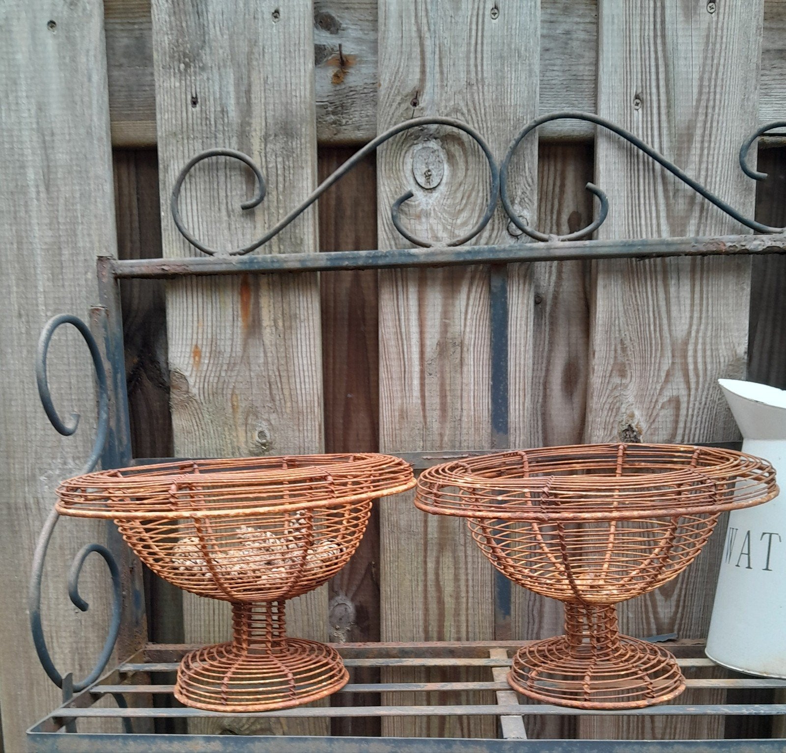 🍂TWEE FRANSE BROCANTE ROESTIGE METALEN VAZEN/DRAADMANDEN 🍂, Ophalen of Verzenden, Rond, Overige materialen