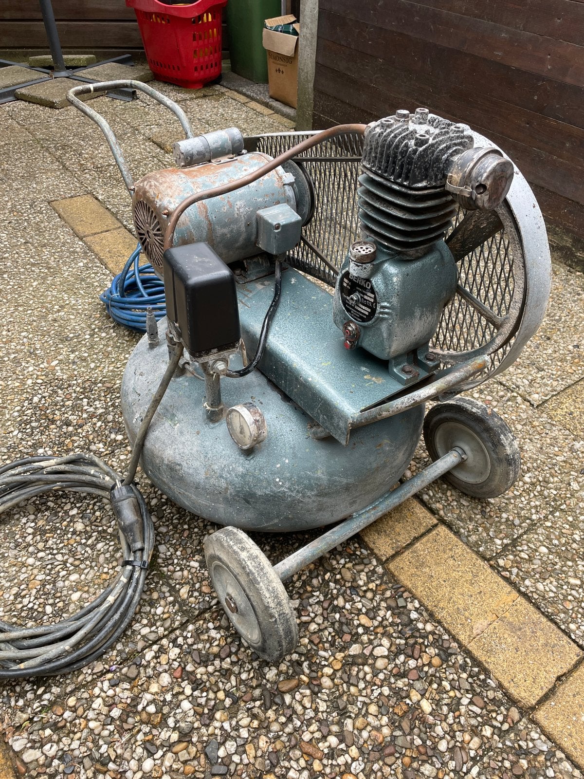 grote zware compressor 135 ltr/min, Doe-het-zelf en Verbouw, Compressors, 25 tot 100 liter, Ophalen, Gebruikt, 200 tot 400 liter/min