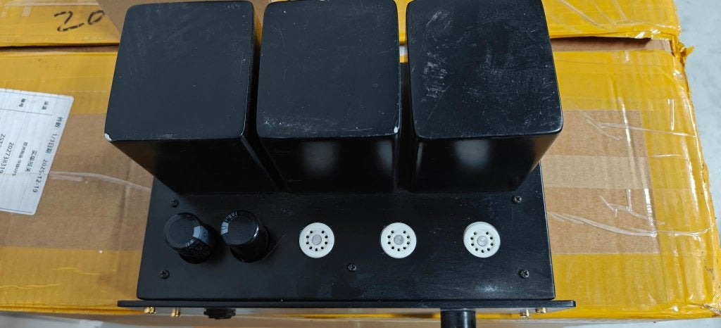 AUREXX  BUIZENVERSTERKER CHASSIS ZWART
