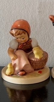 Hummel beeldje 'Chick Girl' - Meisje met kuikens, Ophalen of Verzenden, Nieuw, Hummel