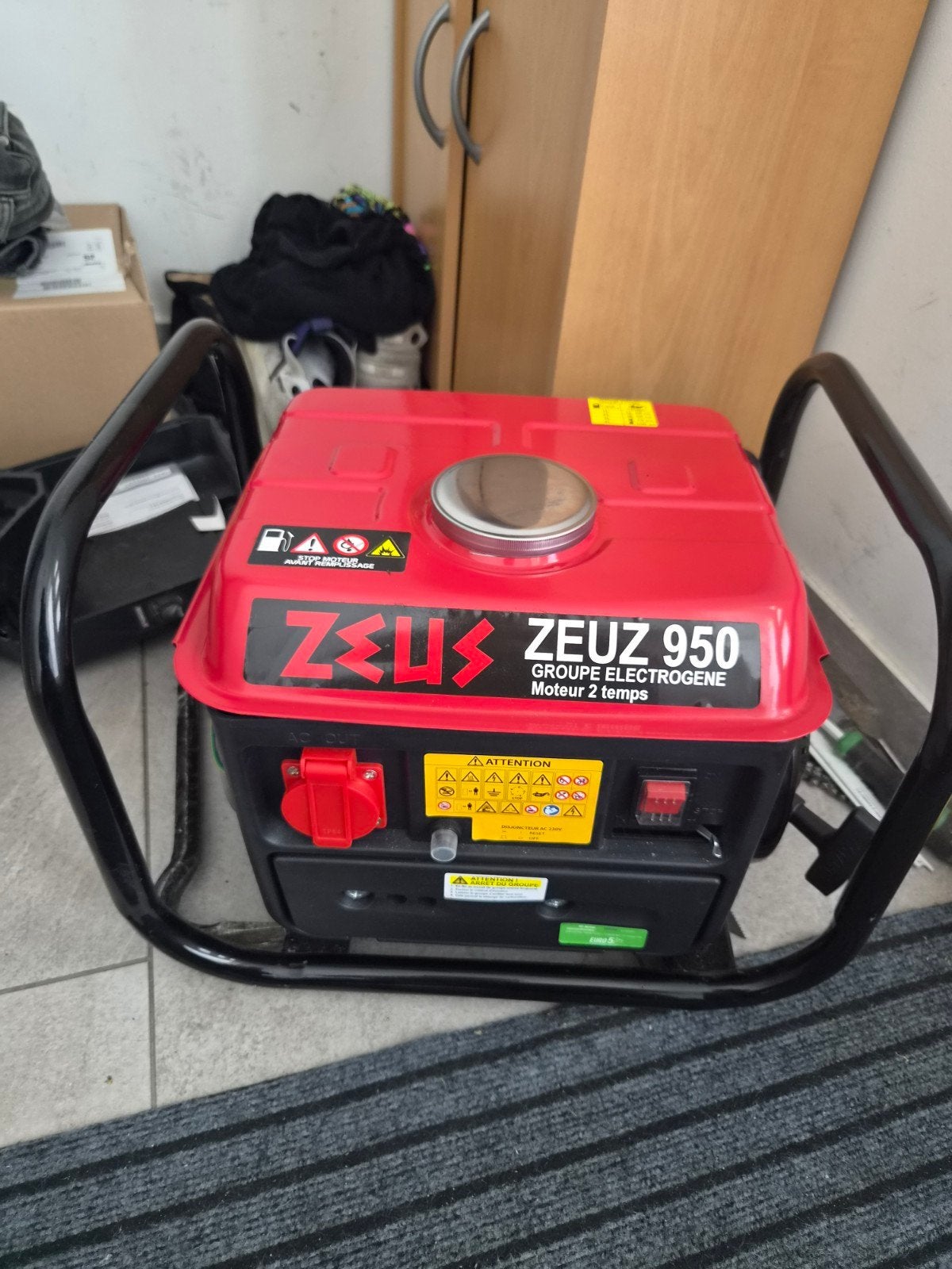Zeuz 950 Benzine Aggregaat - Compact en Krachtig zgan, Ophalen of Verzenden, Zo goed als nieuw
