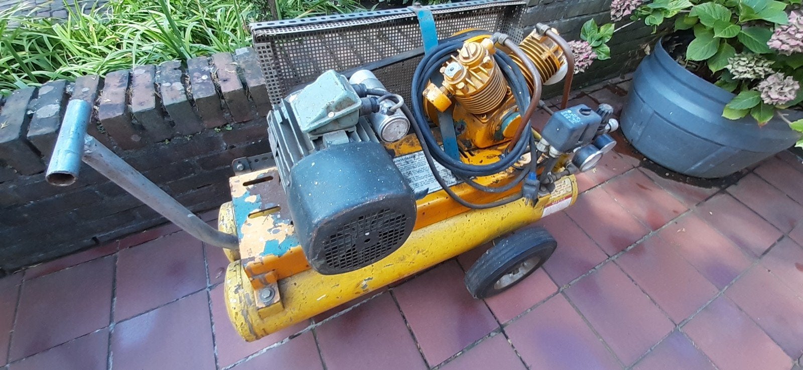 Compressor met defecte condensor, 25 tot 100 liter, Ophalen, Gebruikt, Mobiel