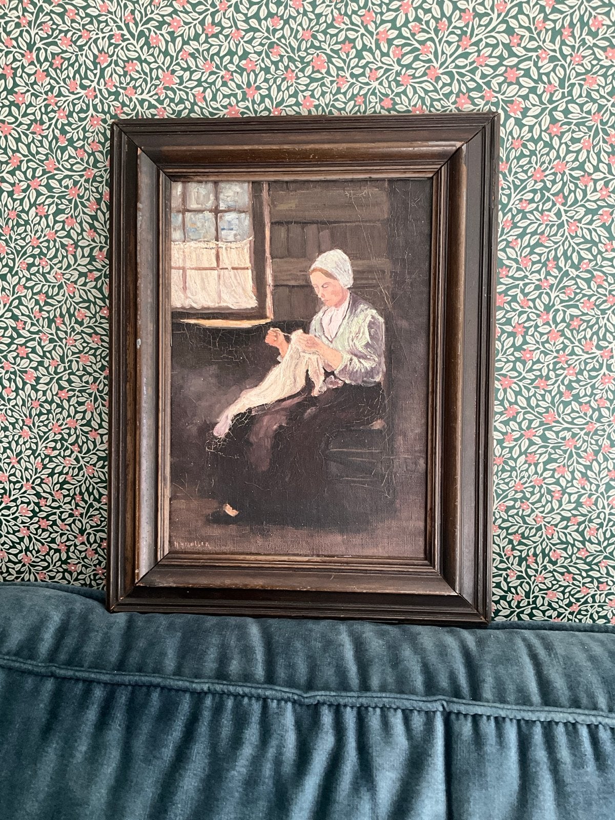 Oud Hollands schilderij: Vrouw kleding aan het herstellen, Doek, Portret of Personen, Oud hollands, Ophalen of Verzenden