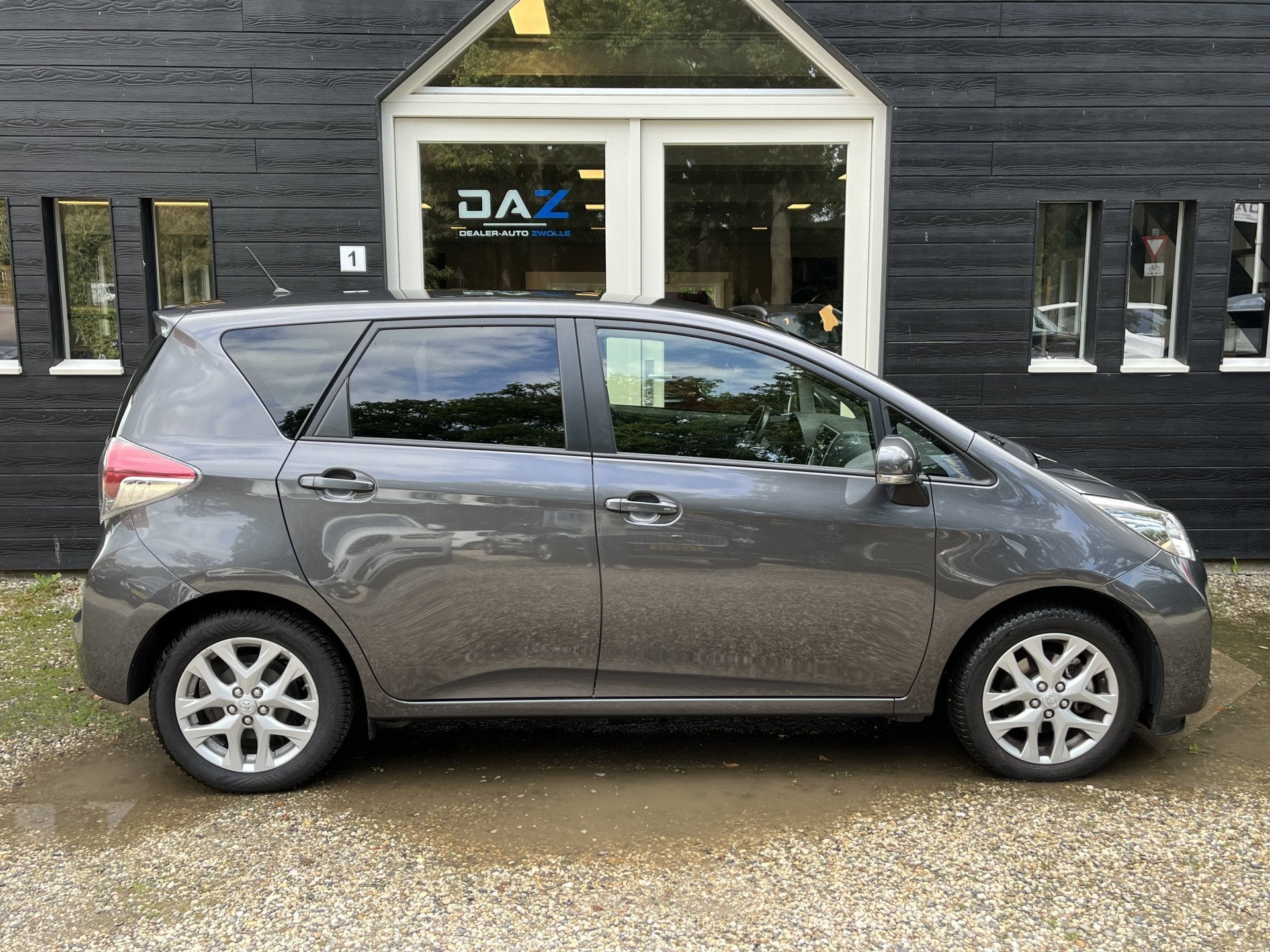Toyota Verso-S 1.3 VVT-i Dynamic Aut/Ecc/Camera/Trekhaak, Gebruikt, Zwart, 4 cilinders, Verso-S